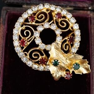 Vintage Christmas Wreath Brooch Gold Tone Clear Red Green Rhinestone Holly Pin